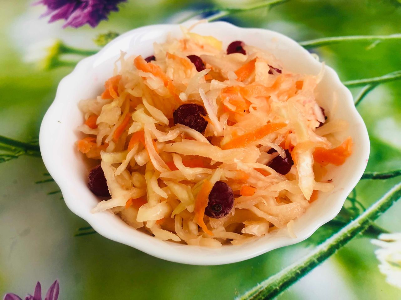 Квашеная капуста с красной смородиной Квашеная капуста с красной смородиной