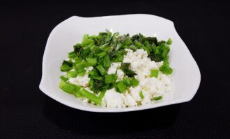 Простая закуска из болгарского перца, творога и зелени