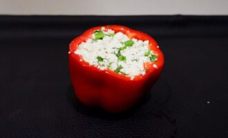 Простая закуска из болгарского перца, творога и зелени