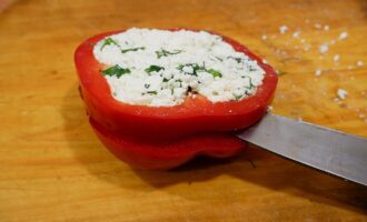 Простая закуска из болгарского перца, творога и зелени