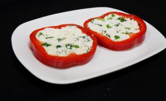 Простая закуска из болгарского перца, творога и зелени